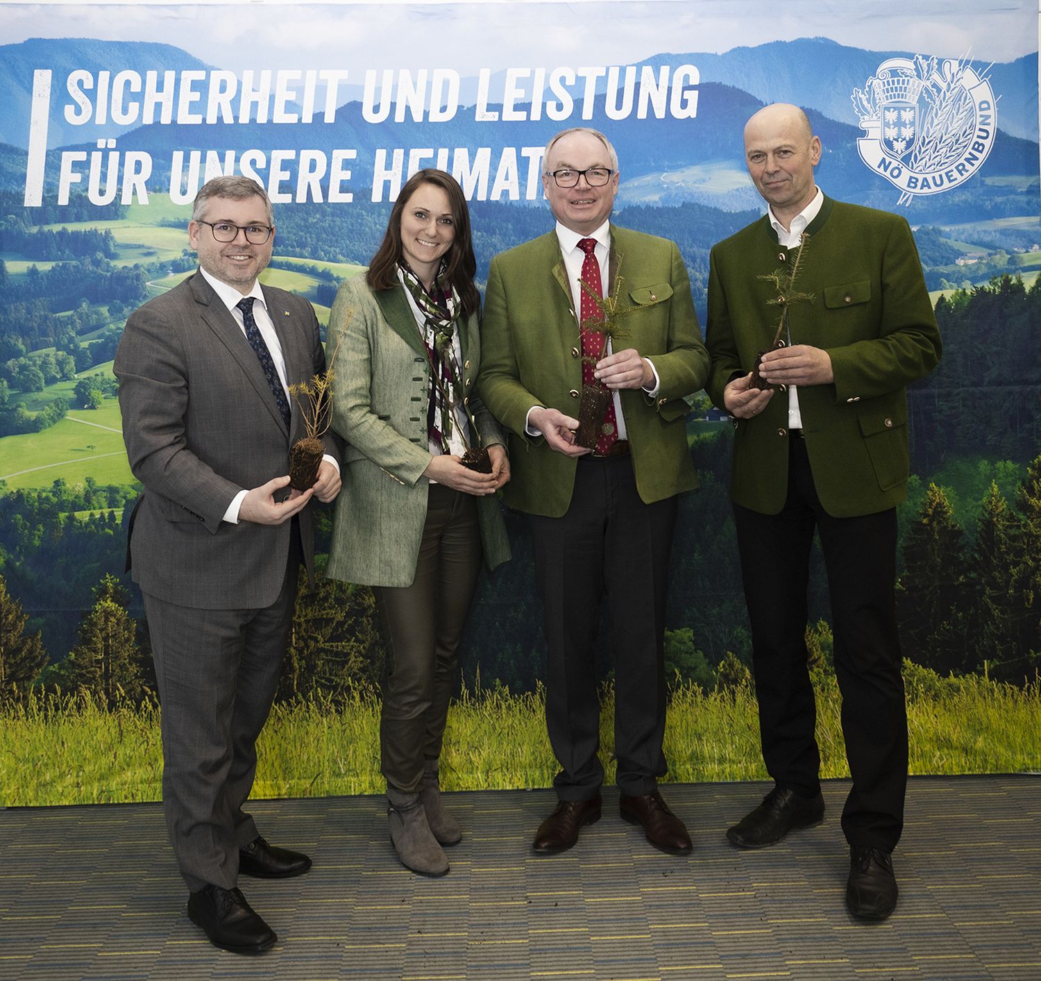 Auf die Grundfunktionen des Waldes verwiesen Landesrat Ludwig Schleritzko, NÖ Bauernbundobmann LH-Stv. Stephan Pernkopf, die designierte Bundesrätin Viktoria Hutter und Waldverbandsobmann Franz Fischer.