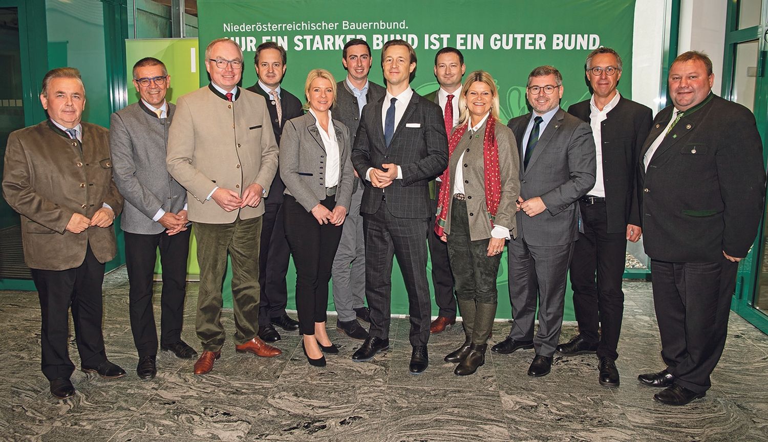 Das Präsidium des NÖ Bauernbundes mit Finanzminister Gernot Blümel (6. v. r.) und Verteidigungsministerin Klaudia Tanner (4. v. r.)