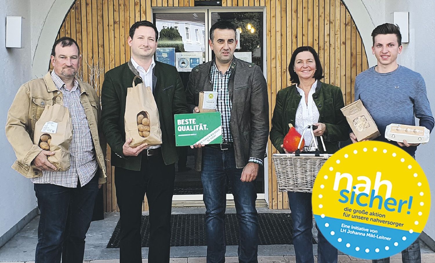 Direktor Paul Nemecek (2. v. l.) und LAbg. Doris Schmidl (2. v. r.) im „Regionalladen“