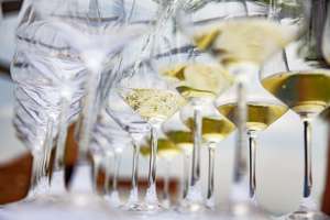 Ein guter Wein im Glas macht Freude