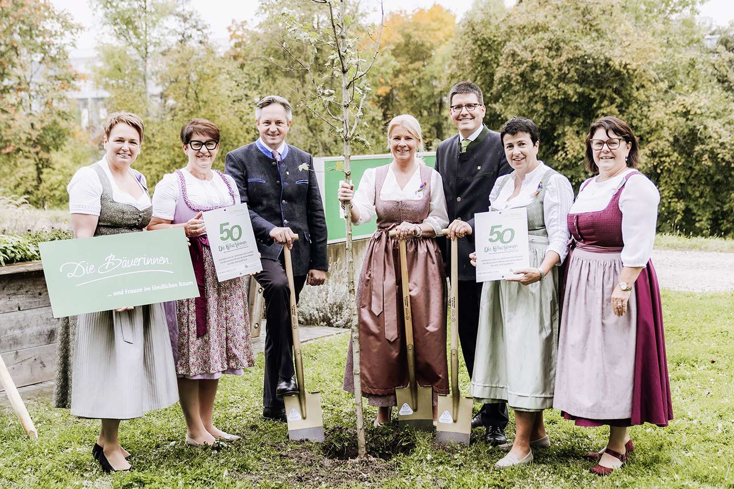 Gruppenfoto 50 Jahre Bäuerinnnen NÖ, Pflanzung Baum durch Neumann-Hartberger