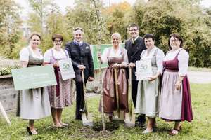 Gruppenfoto 50 Jahre Bäuerinnnen NÖ, Pflanzung Baum durch Neumann-Hartberger