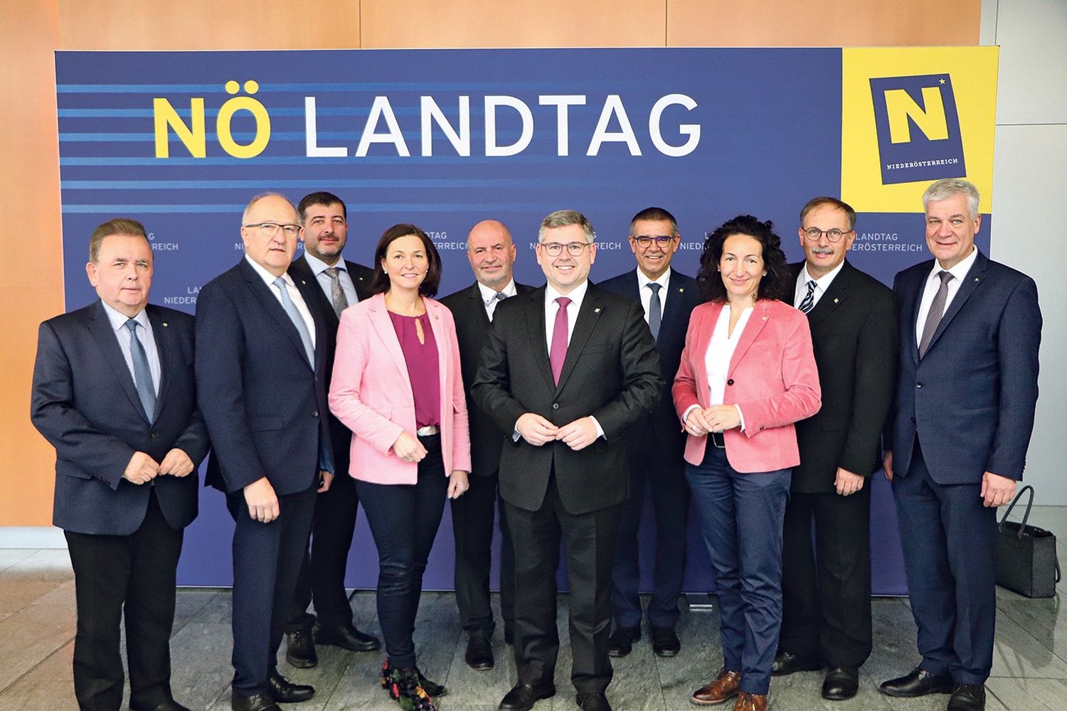 Finanzlandesrat Ludwig Schleritzko (m.) mit den neun Abgeordneten des Bauernbundes im NÖ Landtag.