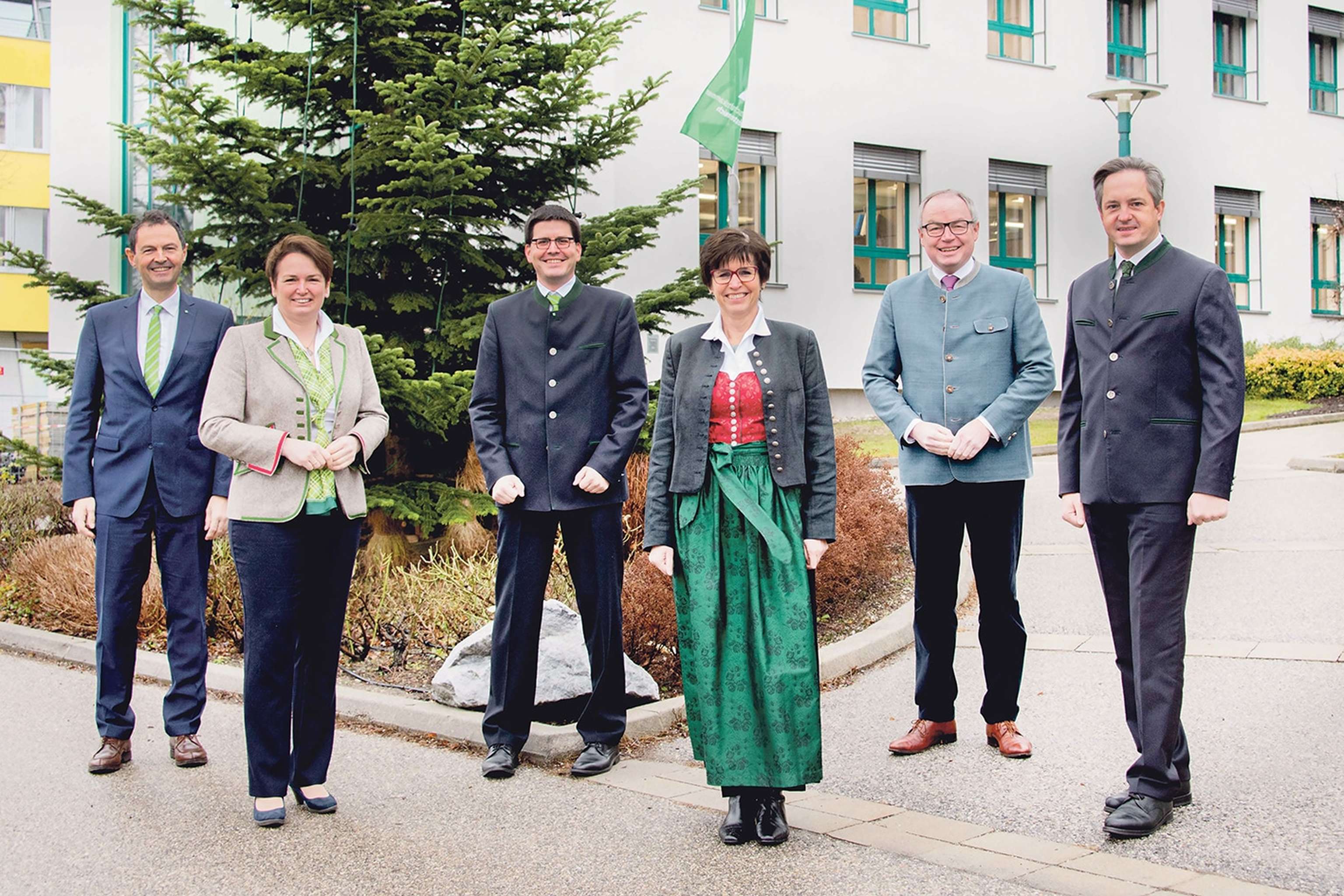 LK-Direktor Franz Raab, die LK-Vizepräsidenten Andrea Wagner und Lorenz Mayr, die Leiterin der Agrarrechtsabteilung der Landesregierung Susanne Gyenge, LH-Stellvertreter Bauernbundobmann Stephan Pernkopf und LK-Präsident Johannes Schmuckenschlager.