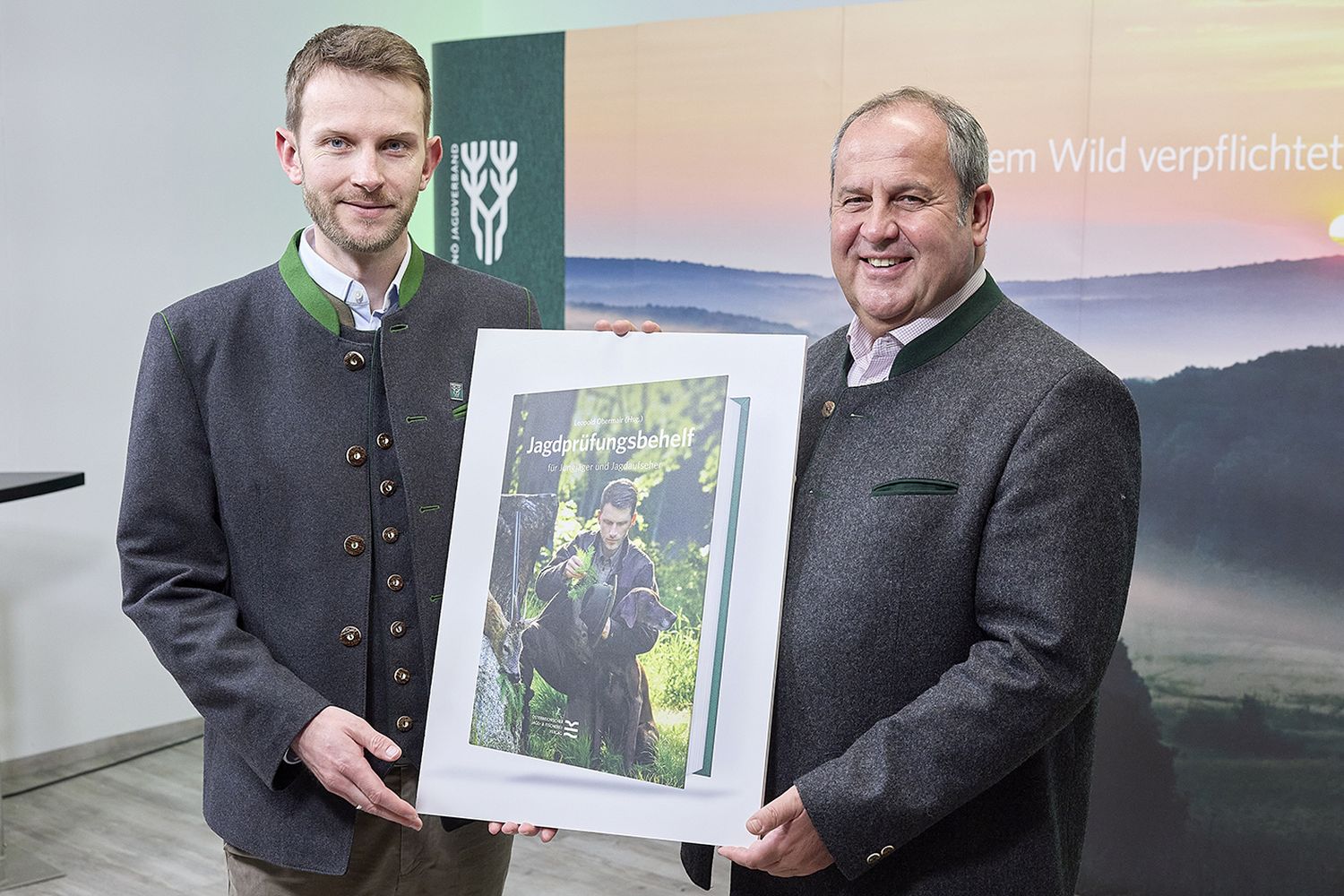 Wildökologe Leopold Obermair hat federführend die Überarbeitung des neuen Jagdprüfungsbehelfs umgesetzt, den er gemeinsam mit Landesjägermeister Josef Pröll (r.) präsentiert hat.