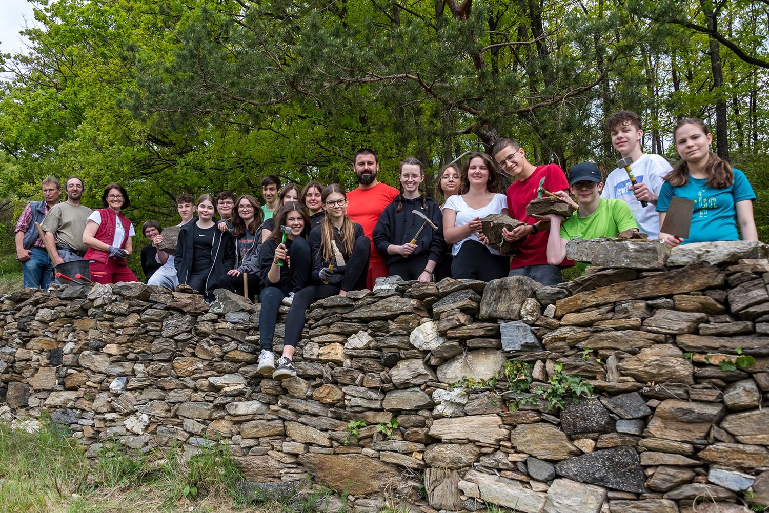 Neun Klassen der UNESCO-Schulen aus Krems und Melk sowie eine AHS aus Wien lernten im vergangenen Jahr beim „Roten Tor“ in Spitz die Grundbegriffe des Trockensteinmauerns.