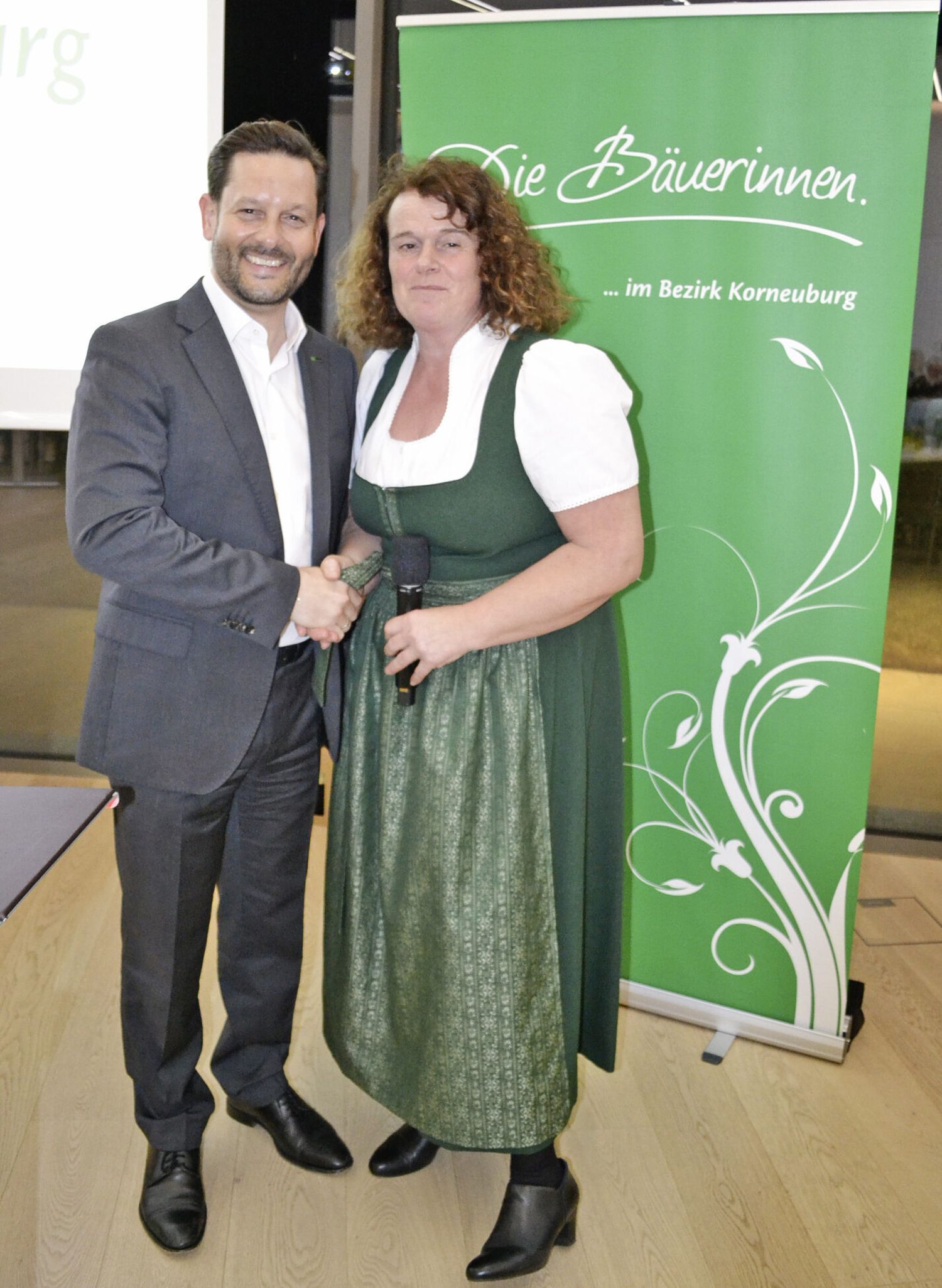 Bezirksbäuerin Magdalena Grabler bedankte sich bei RWA-Vorstandsdirektor Christoph Metzker für seine Gastfreundschaft.