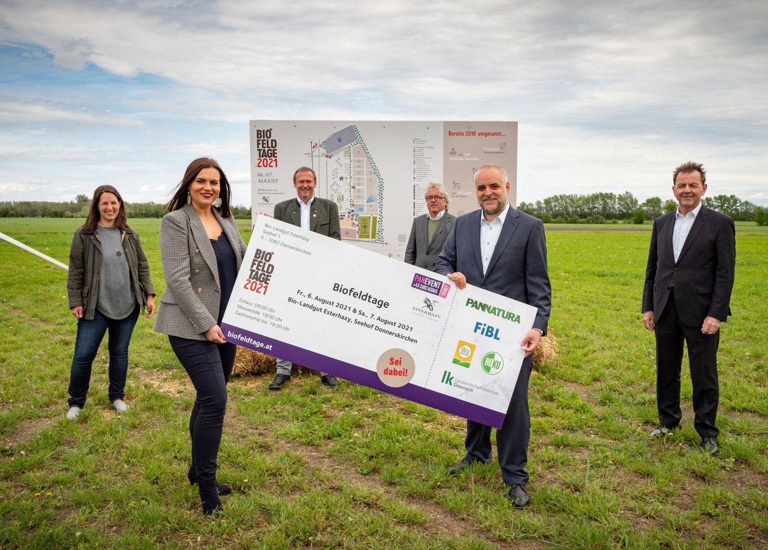 Die Vertreter der Organisationspartner präsentieren das erste Ticket der Biofeldtage 2021. Foto: Esterhazy Fotograf: Andreas Hafenscher