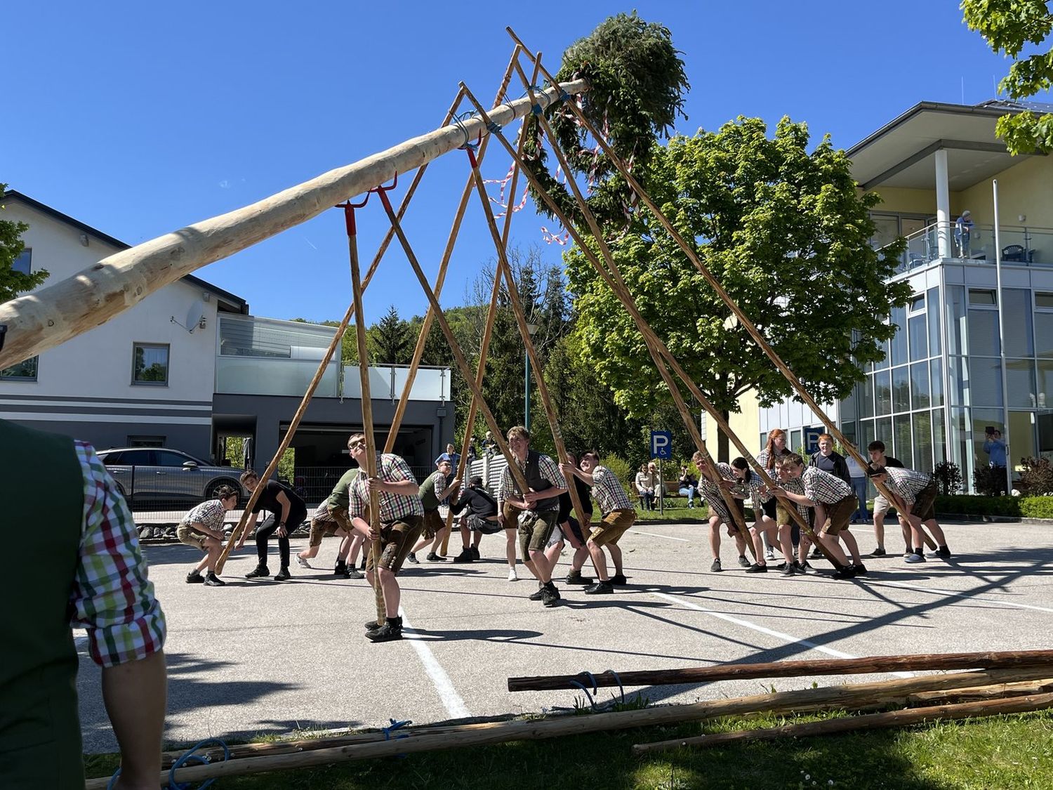 Bild 1 Maibaum Aufstellen Bei Der LJ Gruenburg Steinbach Gross