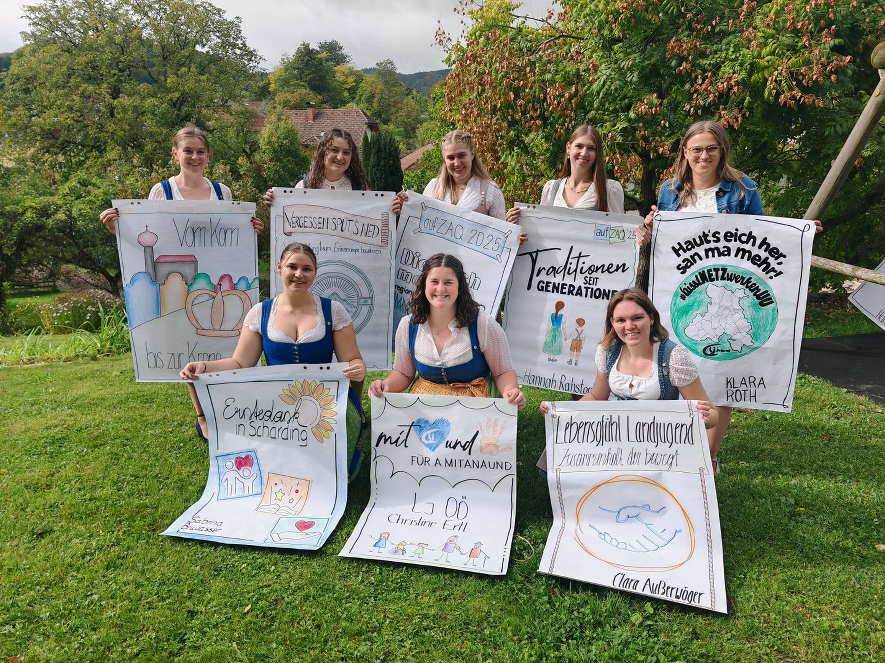 Acht Absolventinnen der Landjugend Oberoesterreich