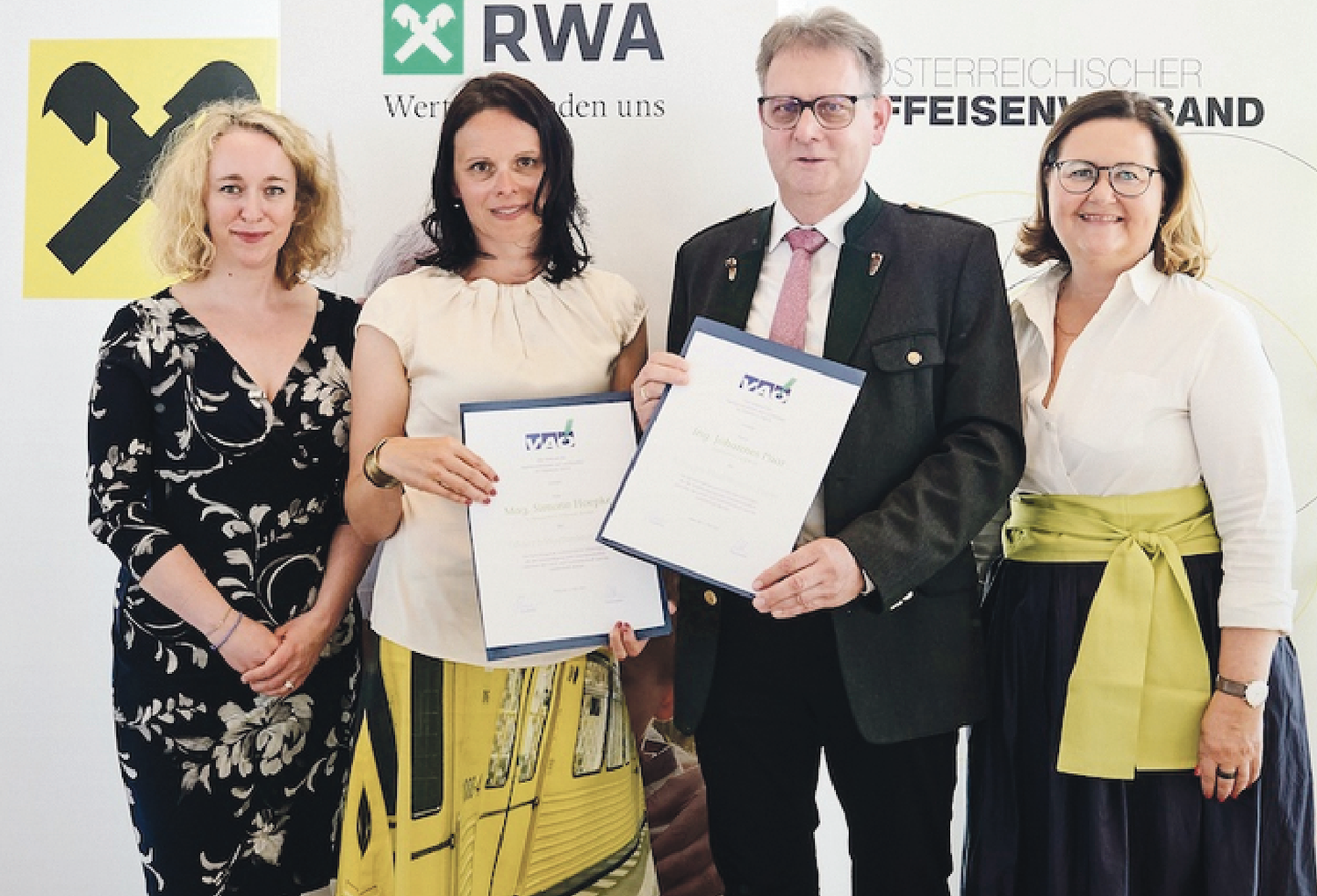 Zwei Top-Agrarjournalisten: Simone Hoepke und Johannes Paar mit den VAÖ-Präsidentinnen Claudia Jung-Leithner und Edith Unger
FOTO: VAÖ