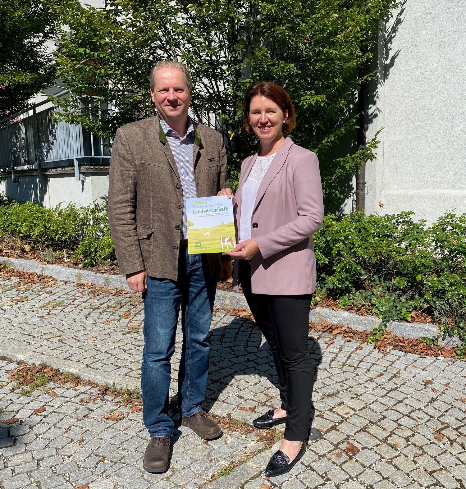 OÖ Bauernbund-Direktor Wolfgang Wallner und OÖ Bauernbund-Landesobfrau LR Michaela Langer-Weninger präsentieren die Broschüre in 3. Auflage.