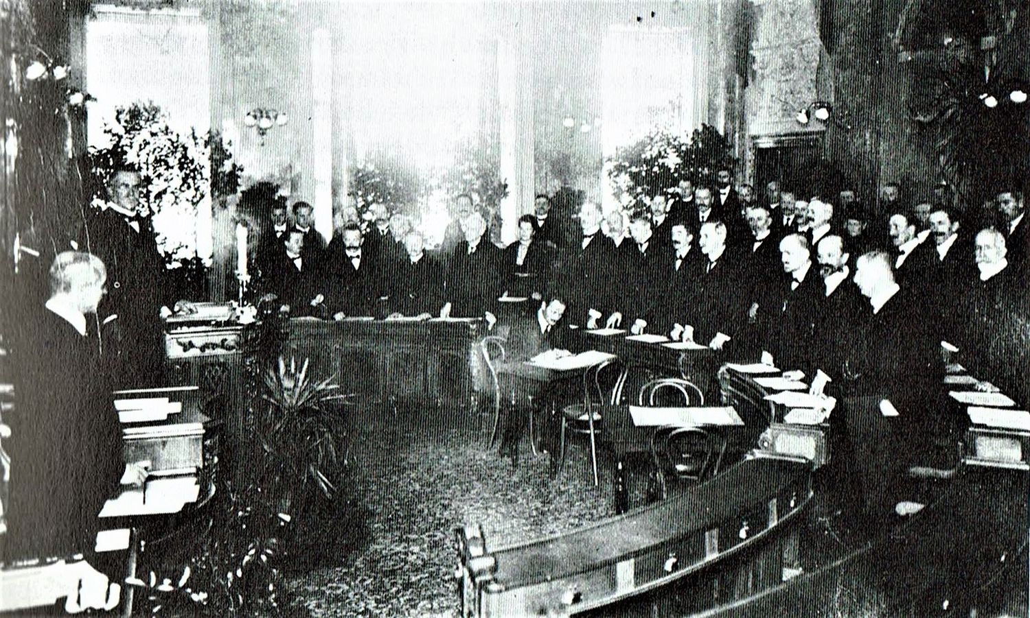 Landtag-Su-dtirol-Trauersitzung-1920.jpg