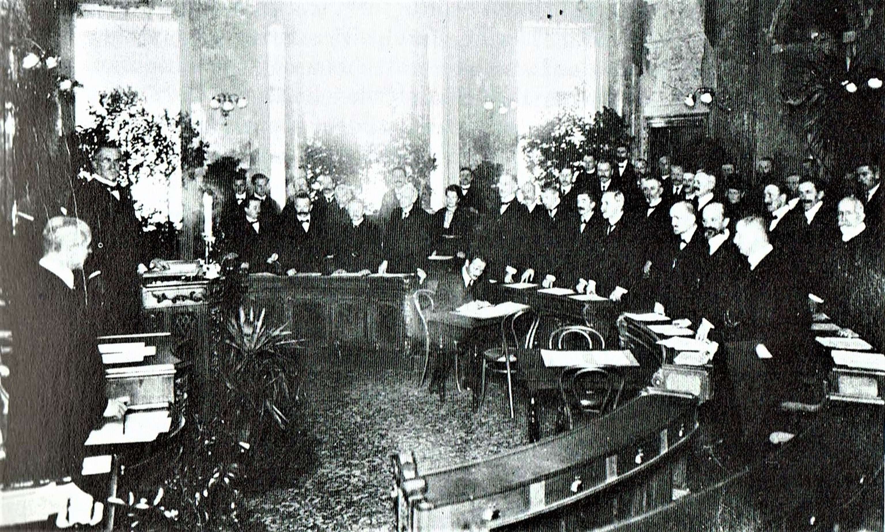 Landtag-Su-dtirol-Trauersitzung-1920.jpg