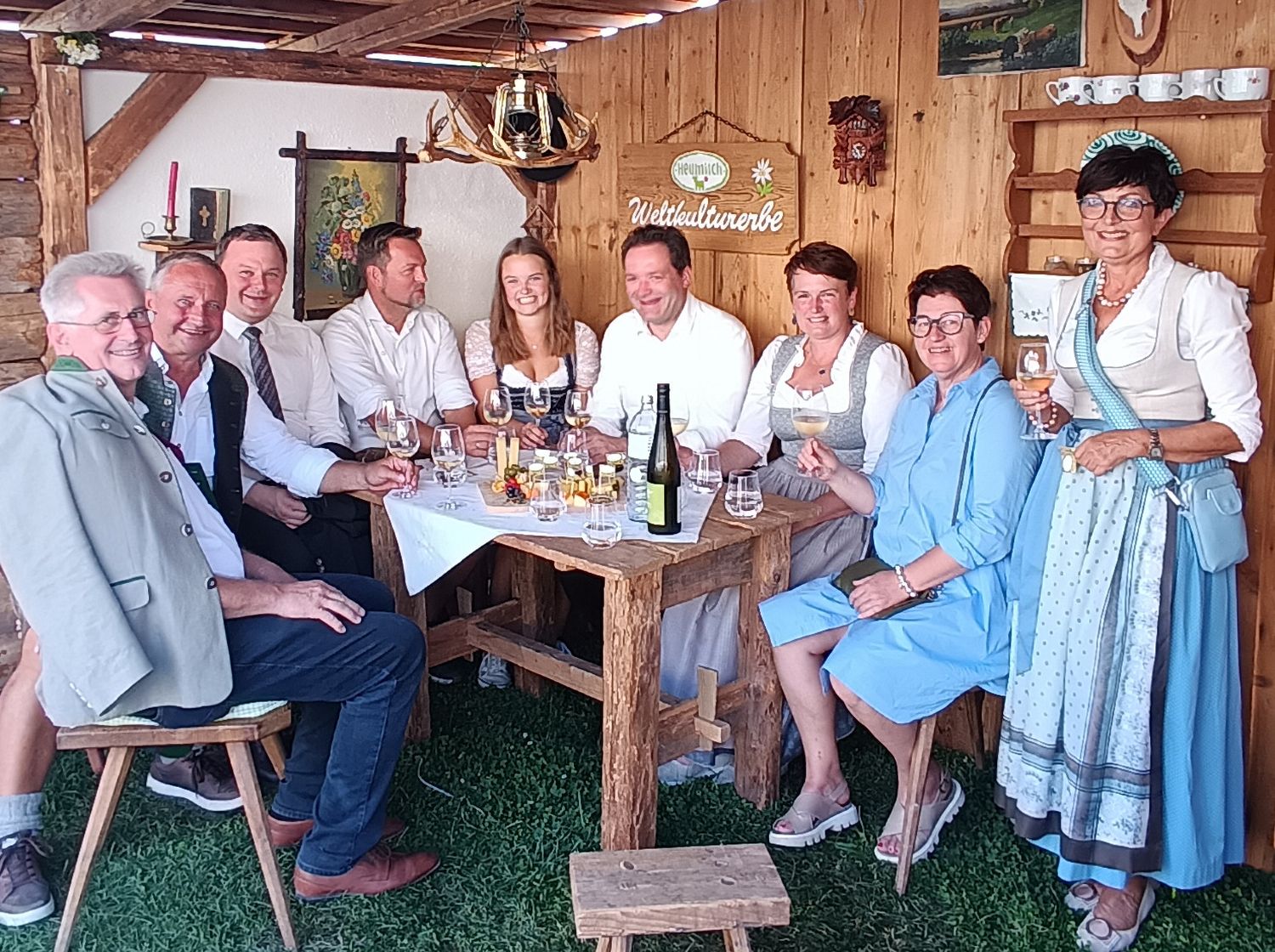 Minister Norbert Totschnig (6.v.l.) stieß auf der Heumilch-Alm mit Obmann Karl Neuhofer (2.v.l.) bei Heumilch-Käsespezialitäten auf das „landwirtschaftliche Kulturerbe von globaler Bedeutung“ an.