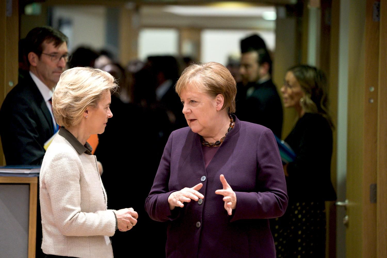 Deutschlands Bundeskanzlerin Angela Merkel, hier im Gespräch mit Kommissionspräsidentin Ursula von der Leyen, muss als EU-Ratsvorsitzende die anderen EU-Staaten vom hochdotierten Wiederaufbaufonds überzeugen.