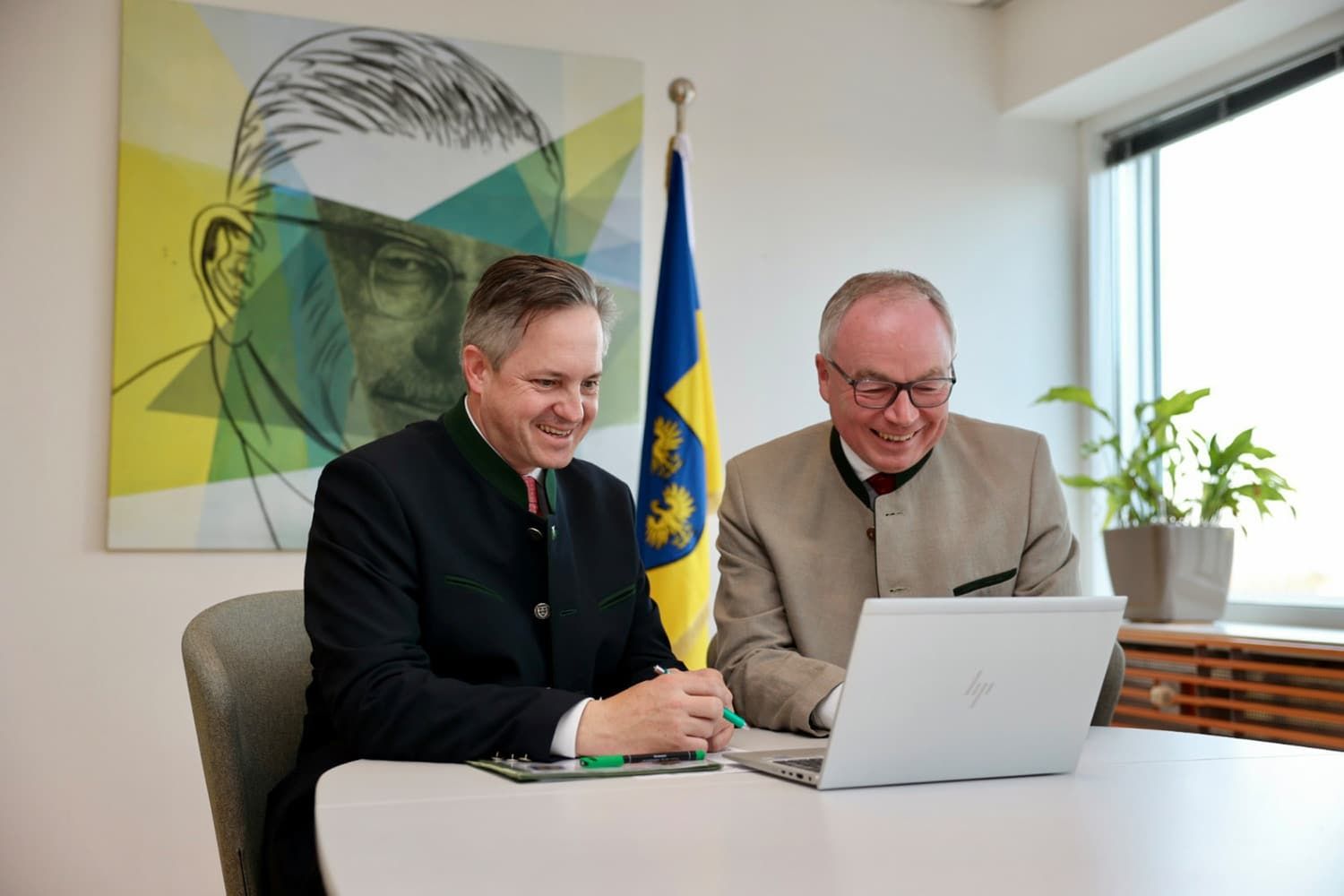 Johannes Schmuckenschlager und Stephan Pernkopf freuen sich über ein sensationelles Ergebnis für den NÖ Bauernbund.