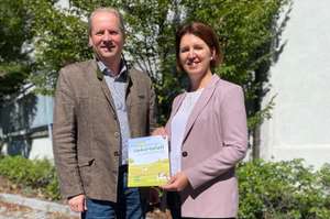 Bauernbund-Direktor Wolfgang Wallner und Landesobfrau Michaela Langer-Weninger mit der Broschüre