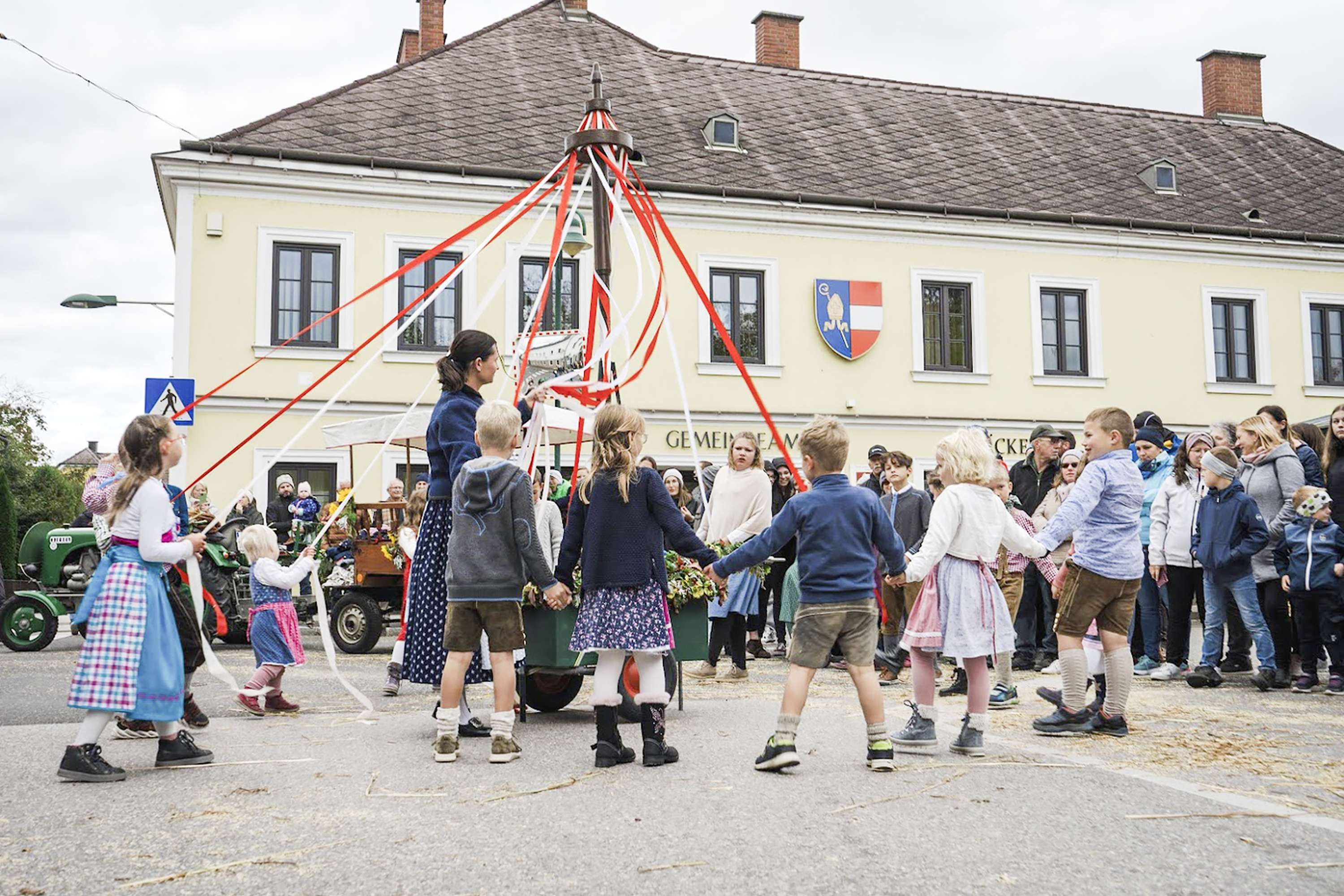 Kinder tanzen den Erntetanz
