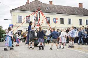 Kinder tanzen den Erntetanz