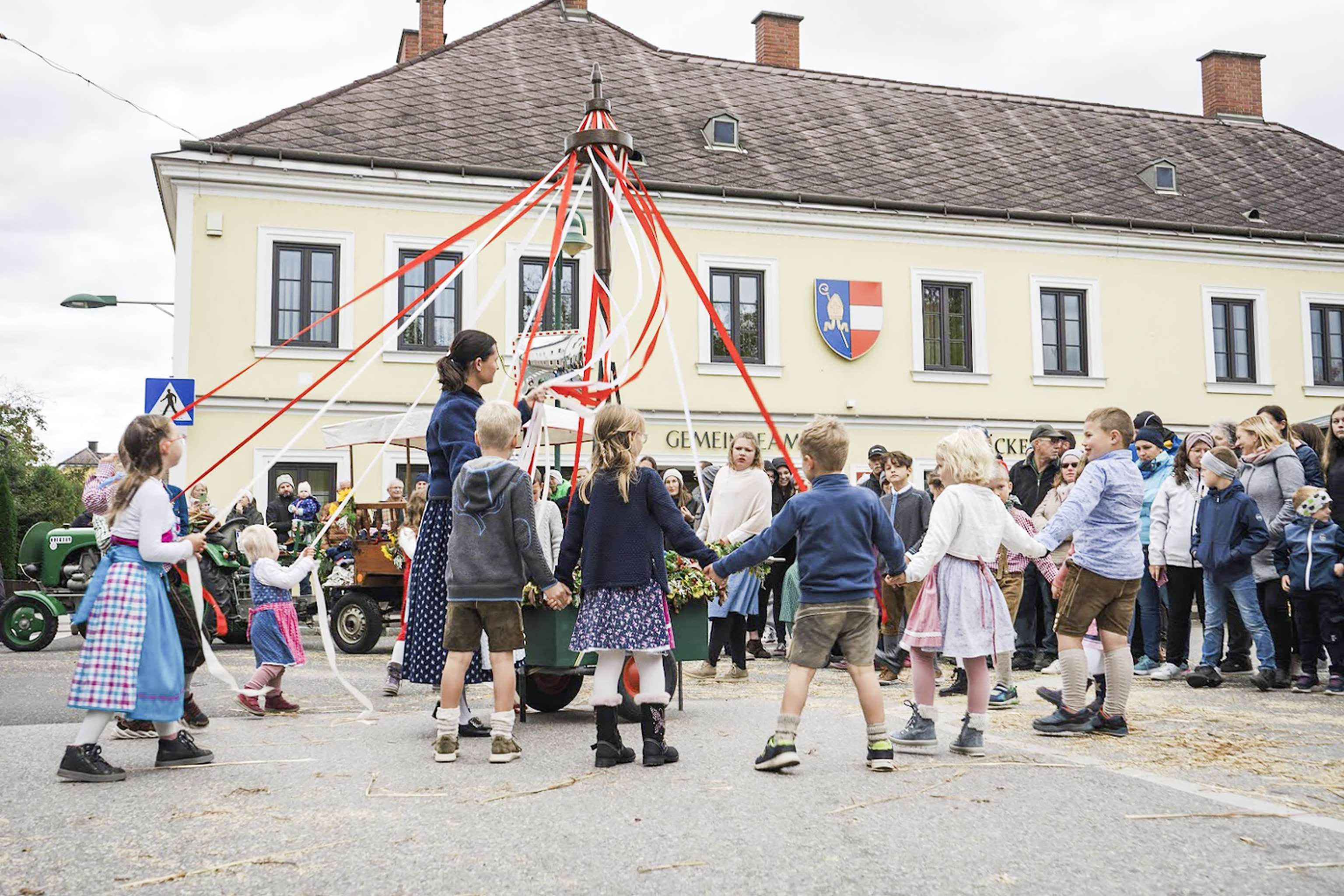 Kinder tanzen den Erntetanz