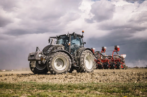 Valtra-Traktor auf dem Feld
