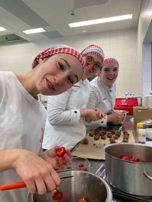 Foto_2_Jugendliche_Verwertung_Lebensmittel