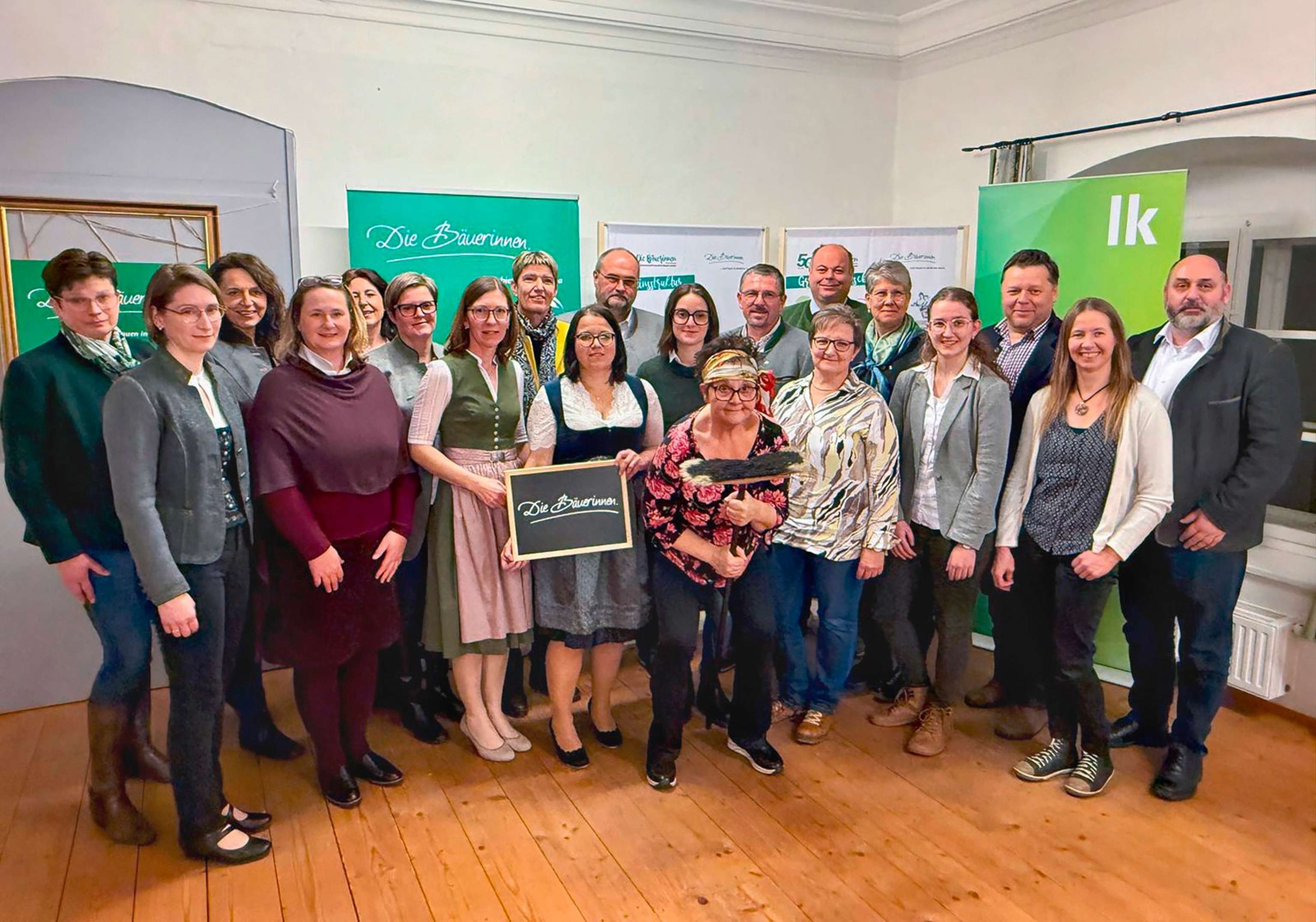 Viele Bäuerinnen stehen nebeneinander.
