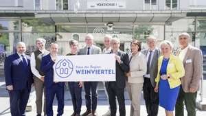 Mit zahlreichen Ehrengästen wurden die neuen Büroräumlichkeiten eröffnet.