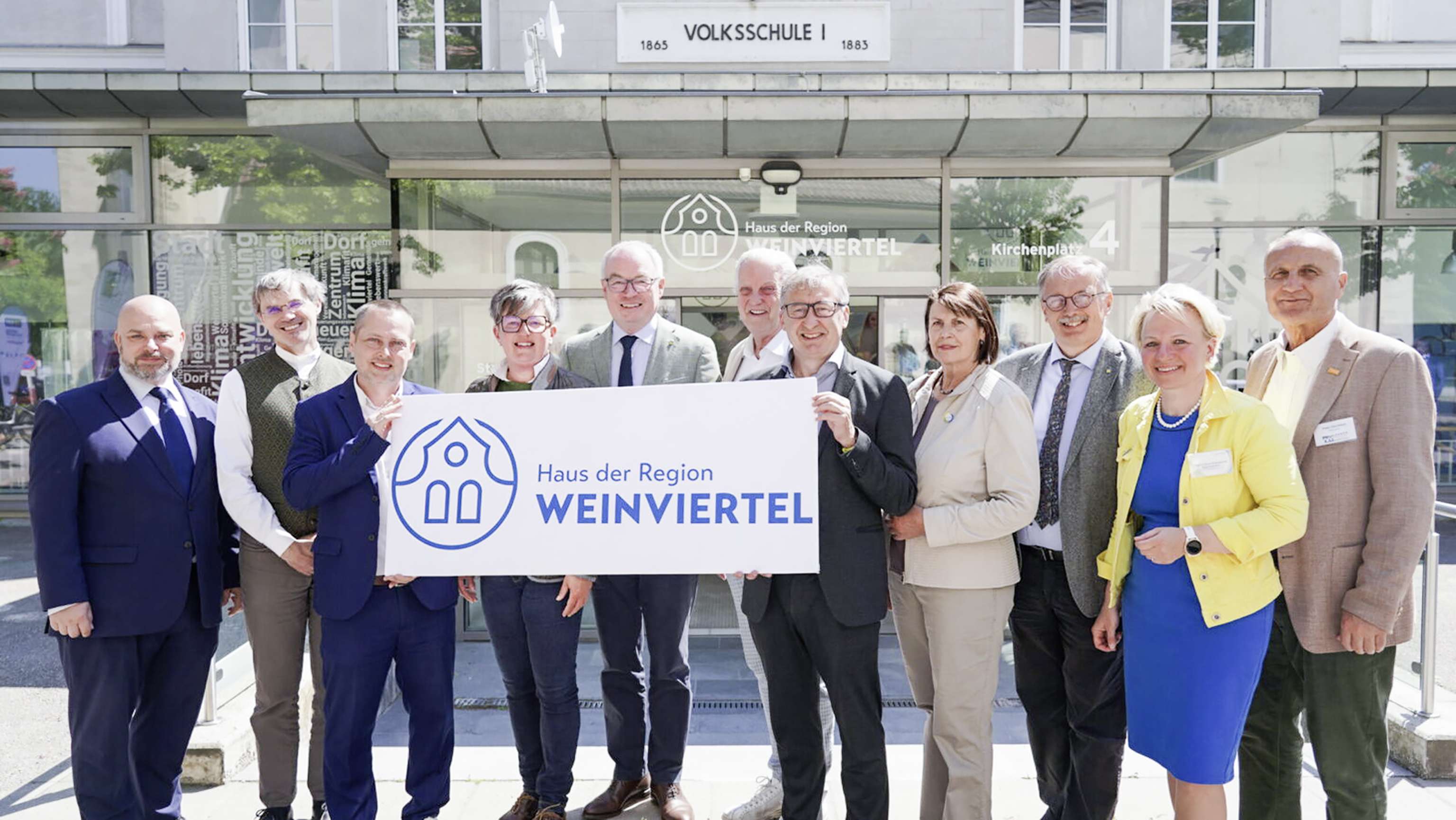 Mit zahlreichen Ehrengästen wurden die neuen Büroräumlichkeiten eröffnet.