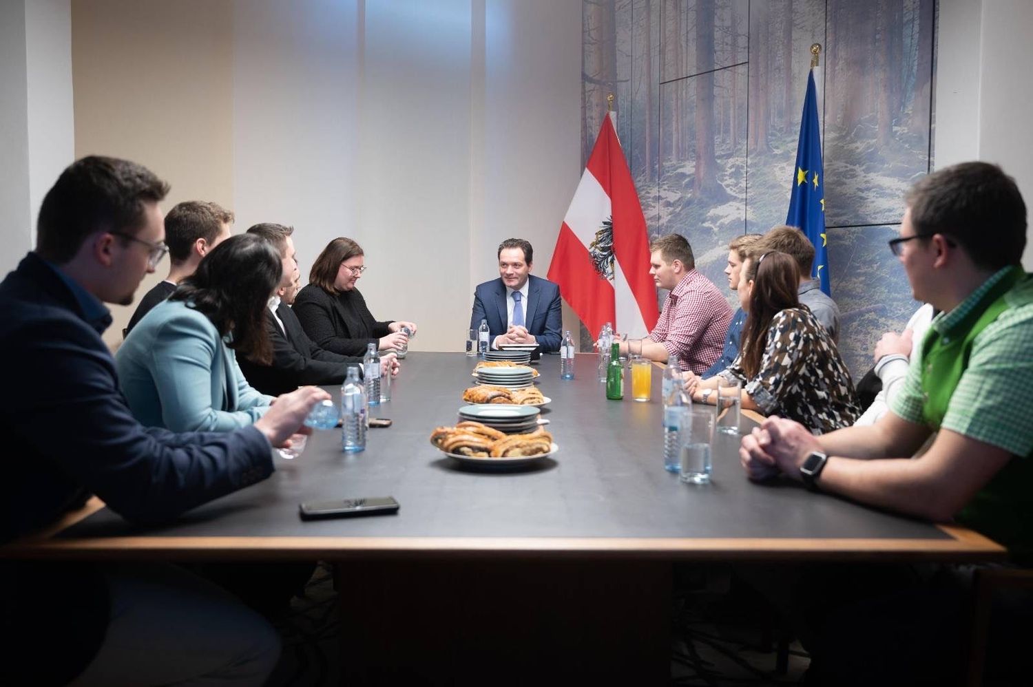 Mitreden wollen und mitreden können: Educa sorgt für die Rahmenbedingungen.Mitreden wollen und mitreden können: Educa sorgt für die Rahmenbedingungen.
