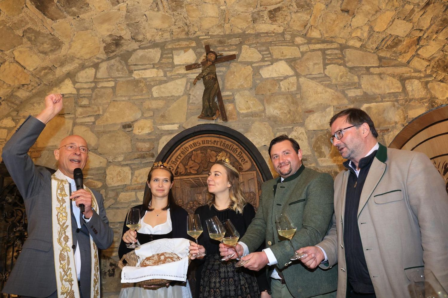Dompfarrer Toni Faber segnete den Wein von Thomas Huber (2. v. r.).