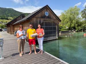 Milch verteilen an die Wasserrettung Unterach am Attersee