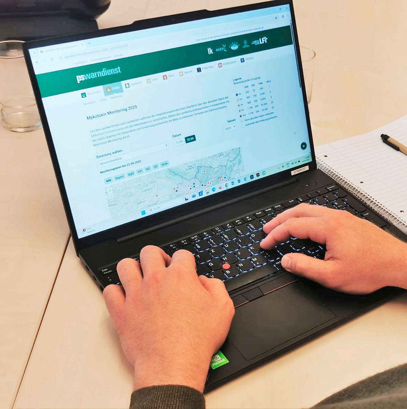 Laptop mit Warndienst-Homepage