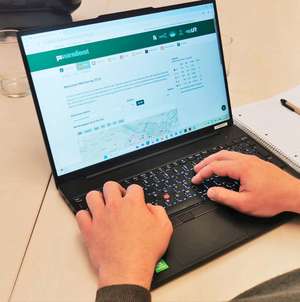 Laptop mit Warndienst-Homepage