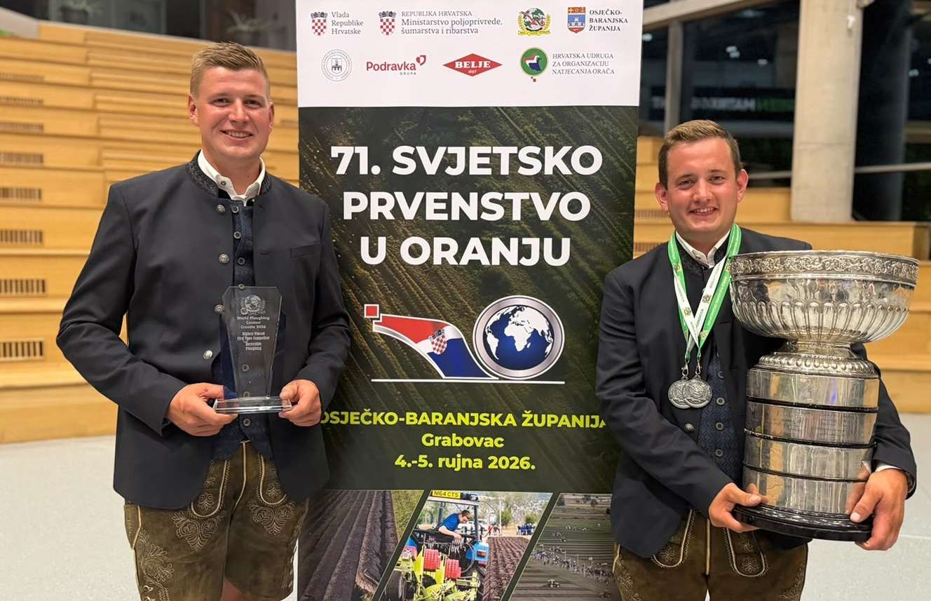 Bester Newcomer Sebastian Deixler-Wimmer mit Auszeichnung und Vizeweltmeister Bernhard Keferböck mit Pokal