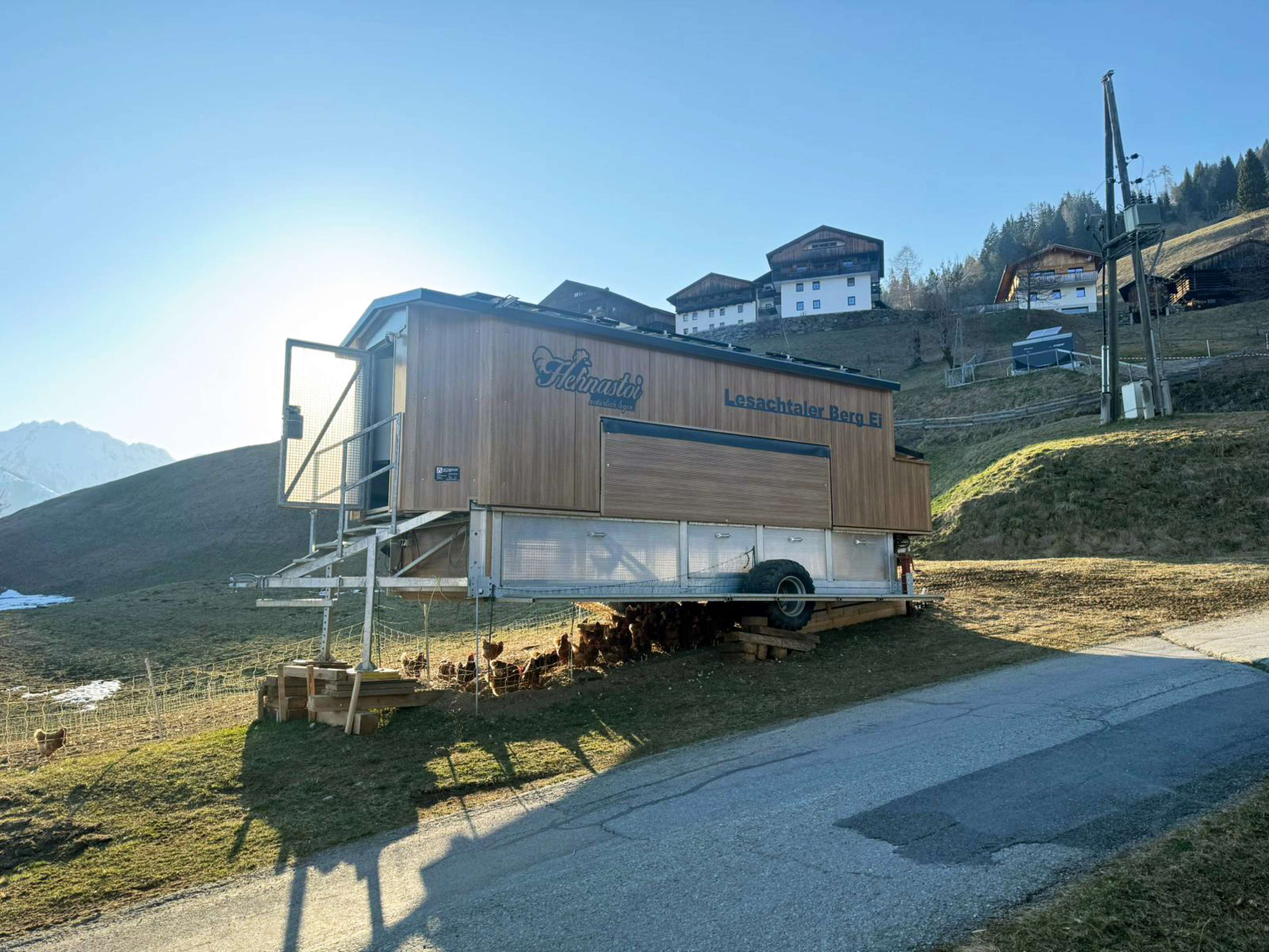 Mobilstall im Hang von Johannes Rauter