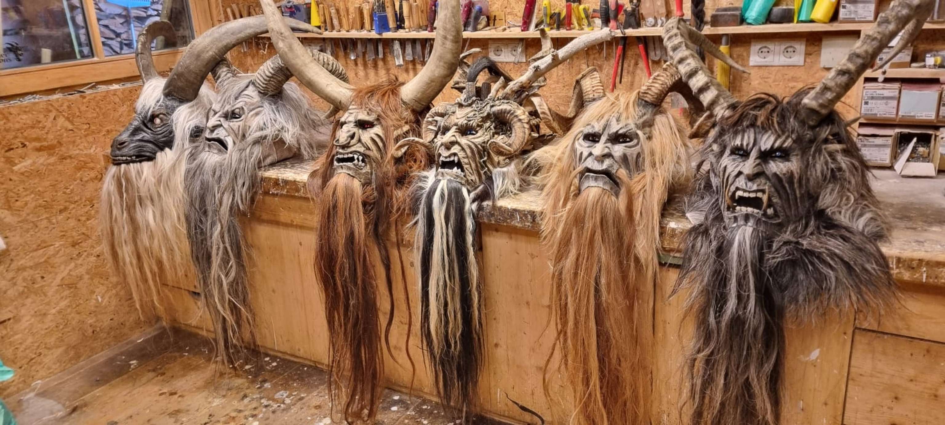 Masken am Arbeitstisch