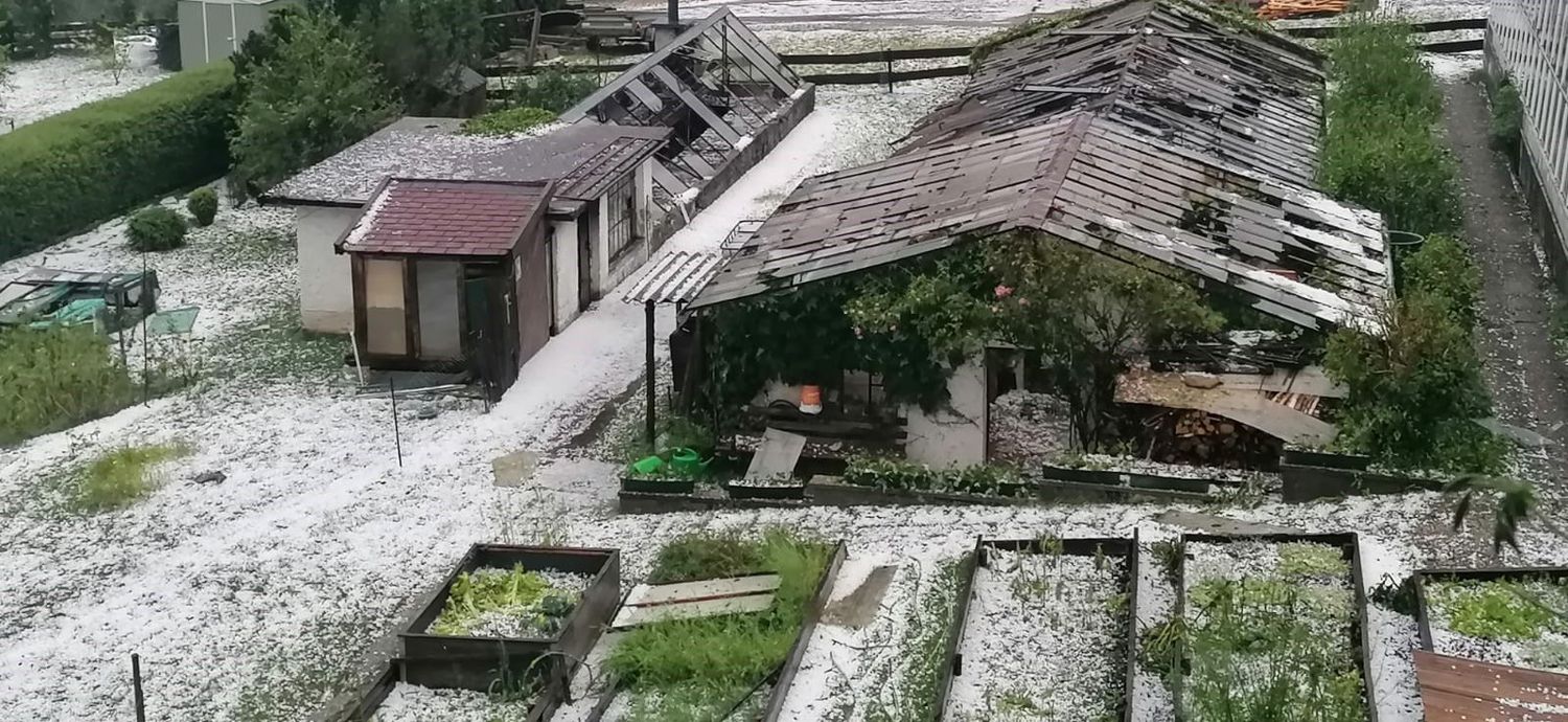 Durch die Hagelunwetter entstand auch großer Sachschaden an Gebäuden und Pkws.