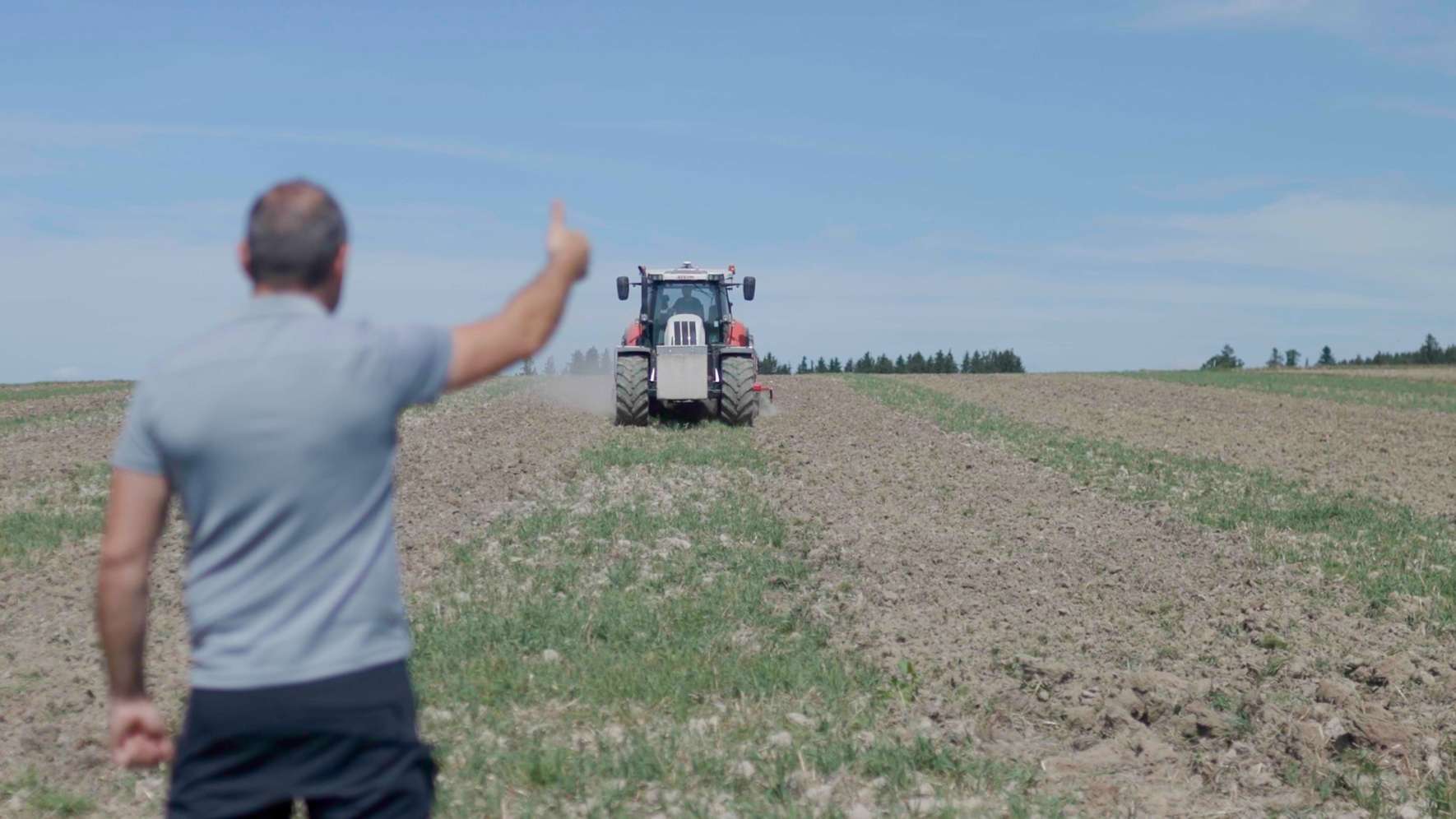 Traktor mit Lenksystem bei der Feldarbeit