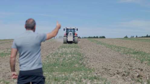 Traktor mit Lenksystem bei der Feldarbeit