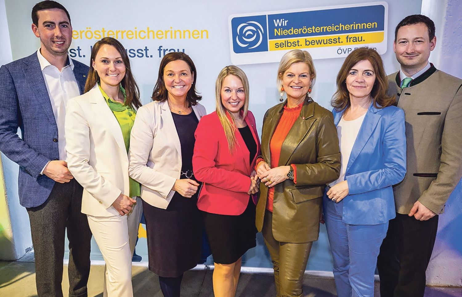 Starke Frauen: Hutter, Schmidl, Dammerer, Tanner, Baumgartner, flankiert von Alex Bernhuber und Bauernbund-Direktor Nemecek.