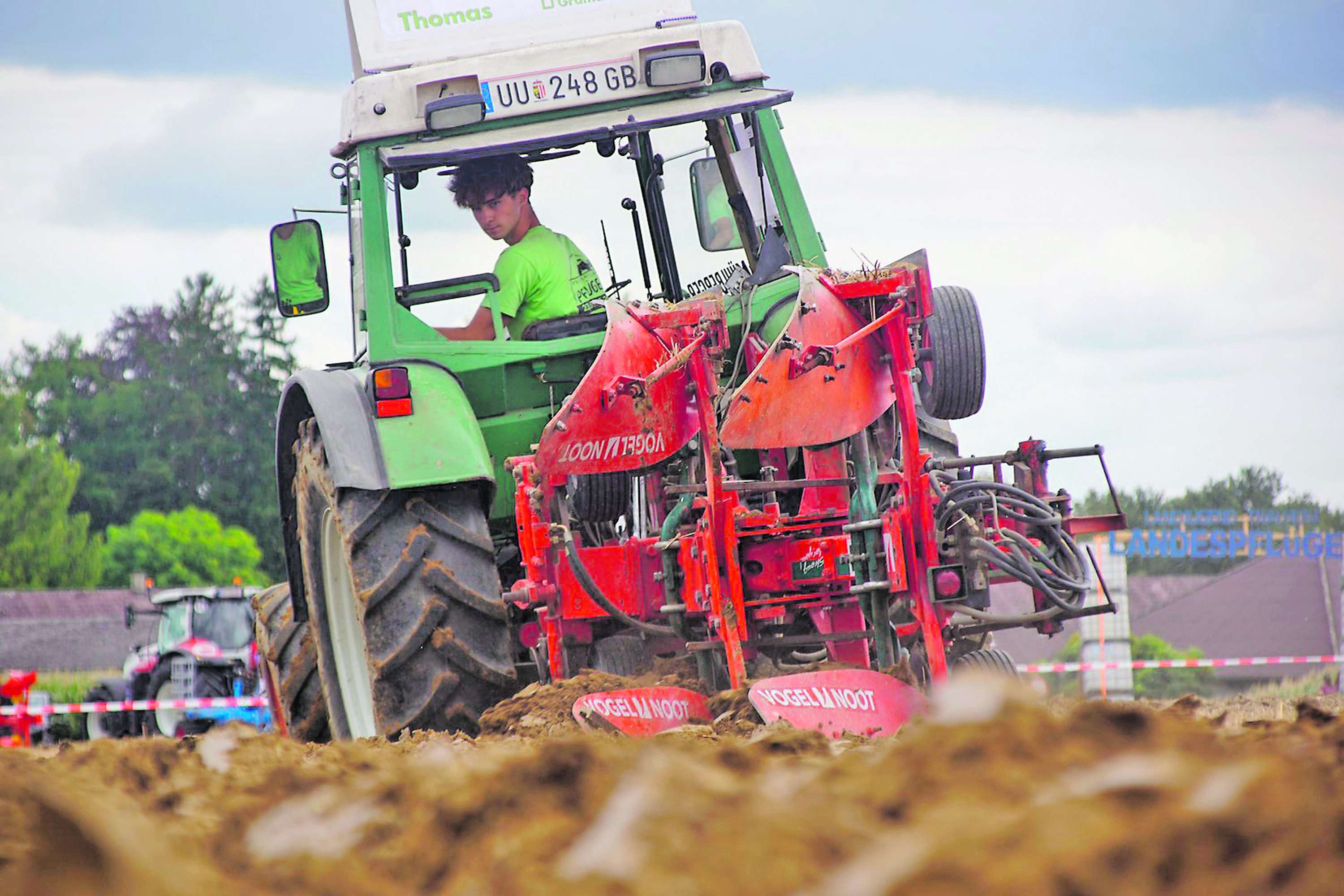 Traktor beim Pflügen am Feld