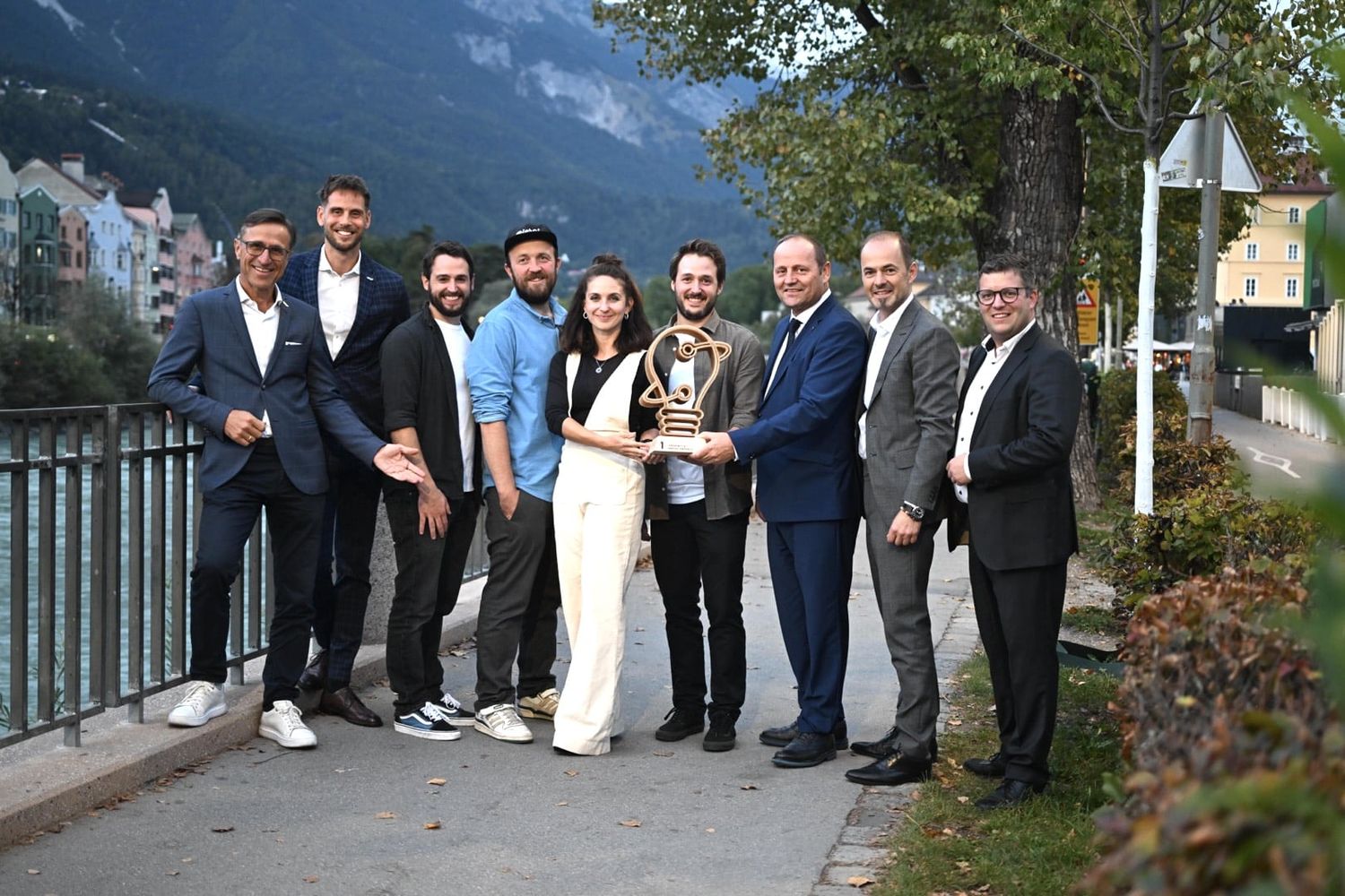 Josef Margreiter (Geschäftsführer der Lebensraum Tirol Holding), Matthias Pöschl (Geschäftsführer der Agrarmarkting Tirol), Thomas Ehammer (Milchbuben), Christoph Bichler (Bierol), Lisa Luginger-Bichler (Bierol), Markus Ehammer (Milchbuben), Josef Geisler (Landeshauptmann-Stellvertreter Tirol), Josef Hechenberger (Präsident der Tiroler Landwirtschaftskammer) und Stefan Mair (Obmann des Landesgremiums Lebensmittelhandel in der WK Tirol).