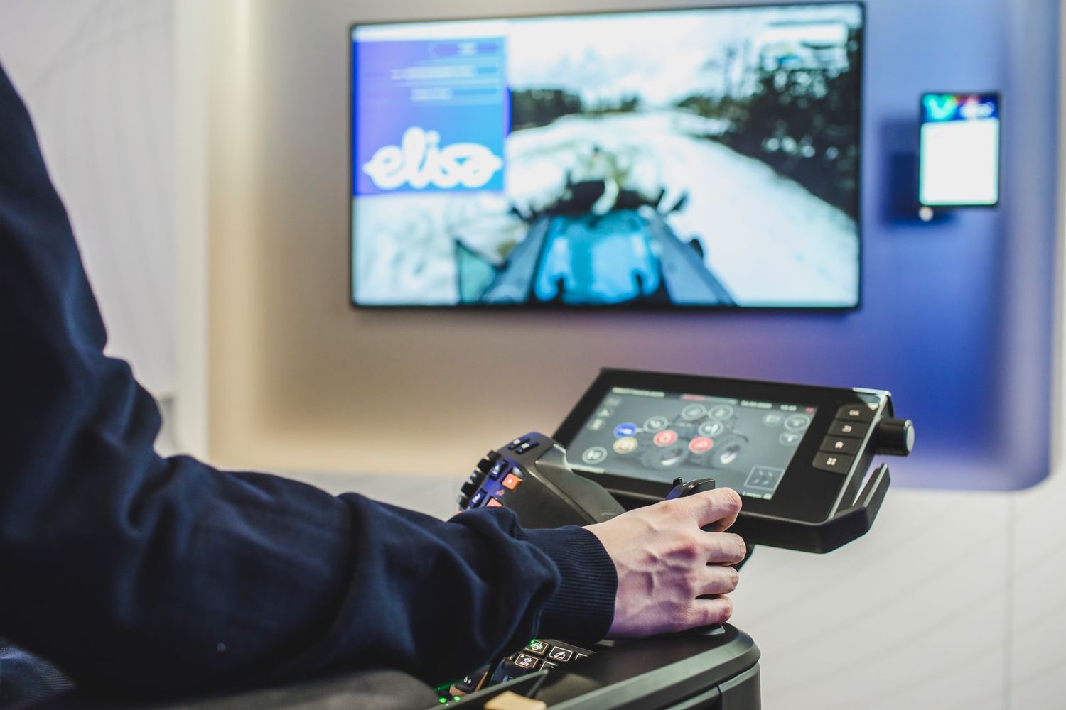Im März stellten Valtra und Elisa auf einer Veranstaltung in Helsinki einen ferngesteuerten Traktor vor. Der selbst­fahrende Futtemischer von Seko