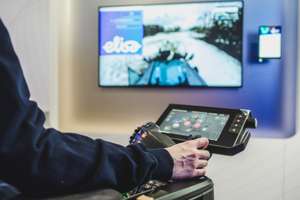 Im März stellten Valtra und Elisa auf einer Veranstaltung in Helsinki einen ferngesteuerten Traktor vor. Der selbst­fahrende Futtemischer von Seko