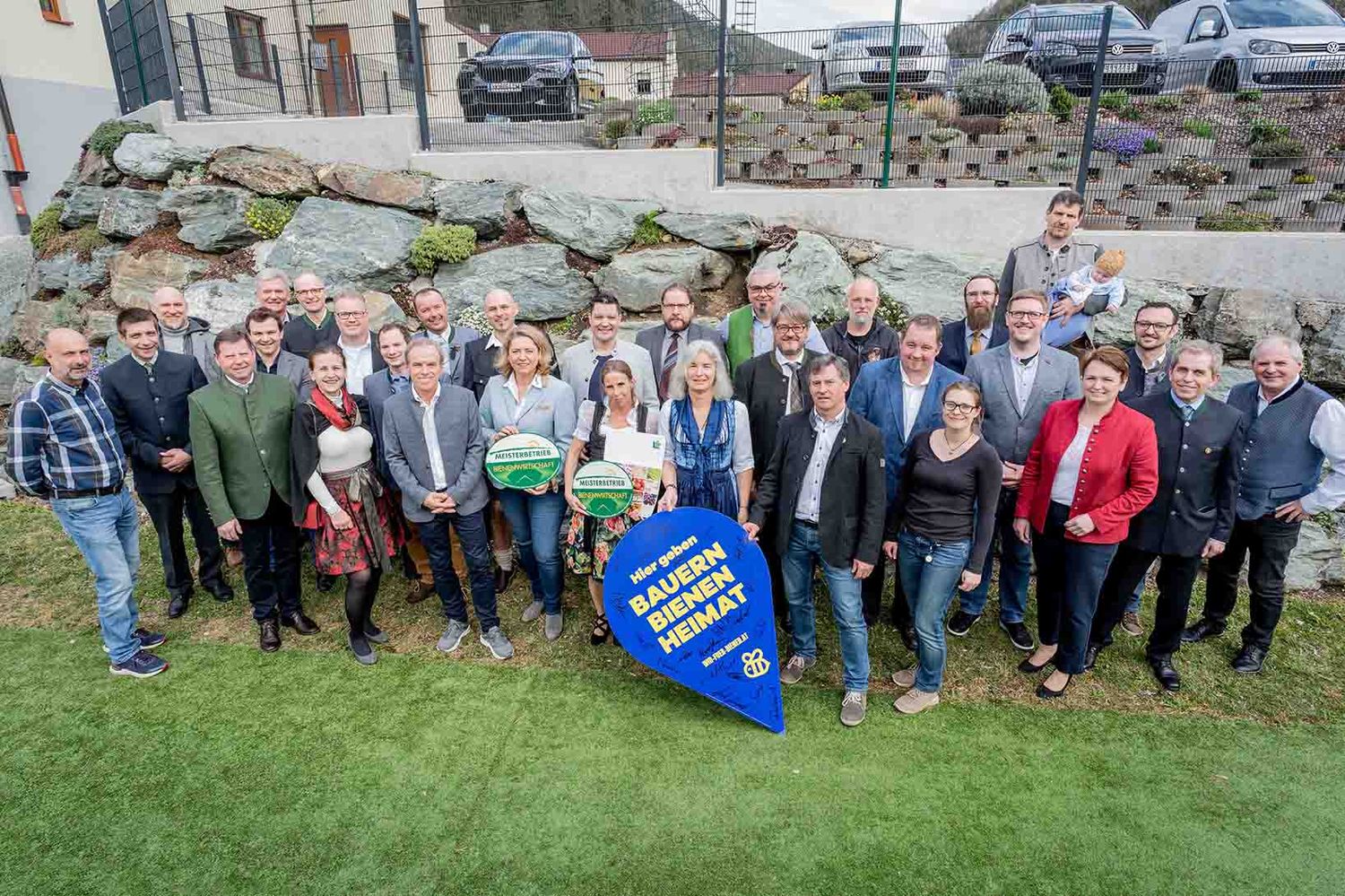Die frisch gebackenen Imkermeisterinnen und Imkermeister mit LK NÖ-Vizepräsidentin Andrea Wagner, LAK-Vertreterin Judith Hartl, LFA NÖ- und ARGE Meister-GF Anton Hölzl, ARGE Meister-Vertreterin Verena Hagelkruys und Leiter der Imkerschule Warth Karl Stückler