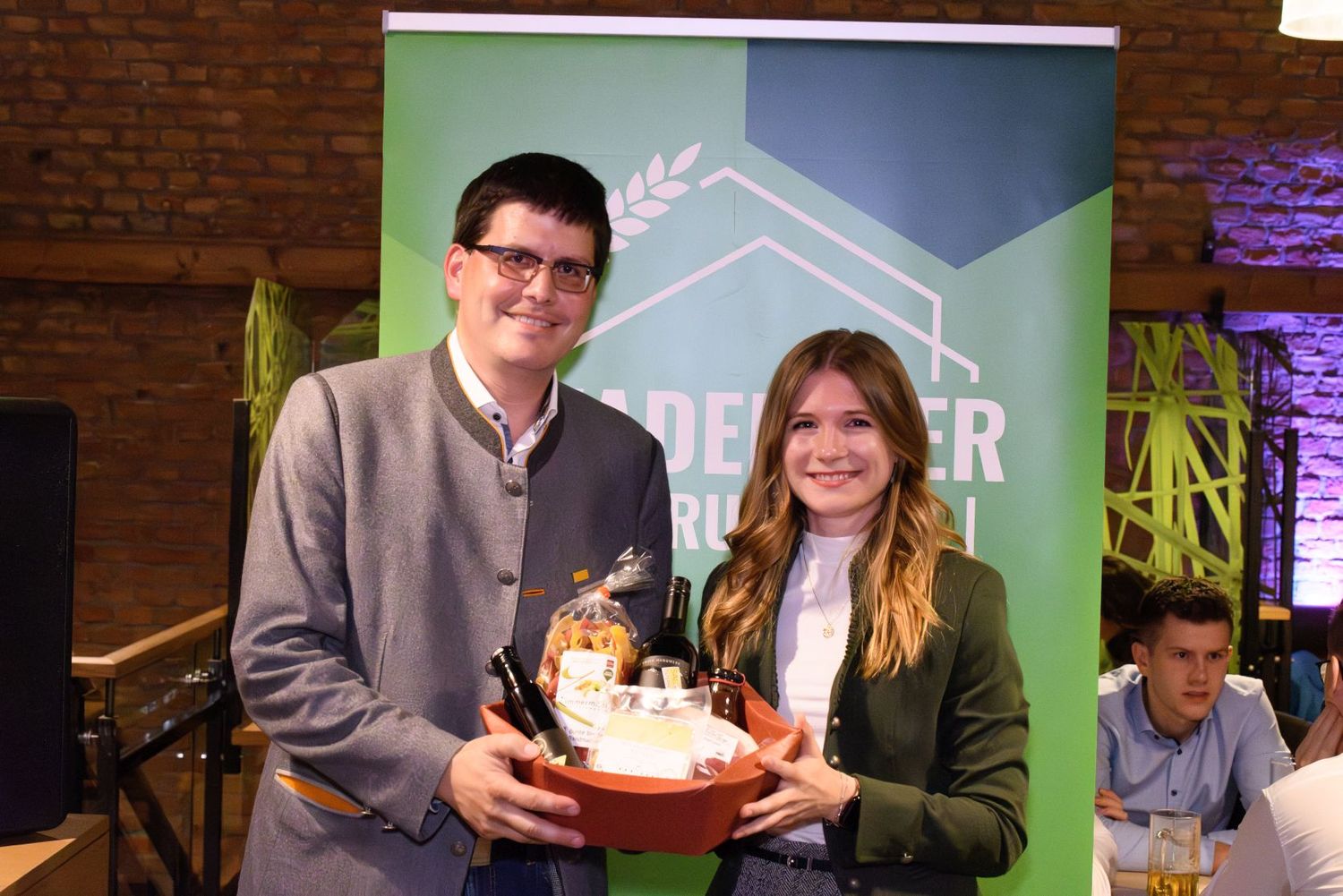 Lisa Zeilinger bedankte sich bei Lorenz Mayr für seinen Vortrag.