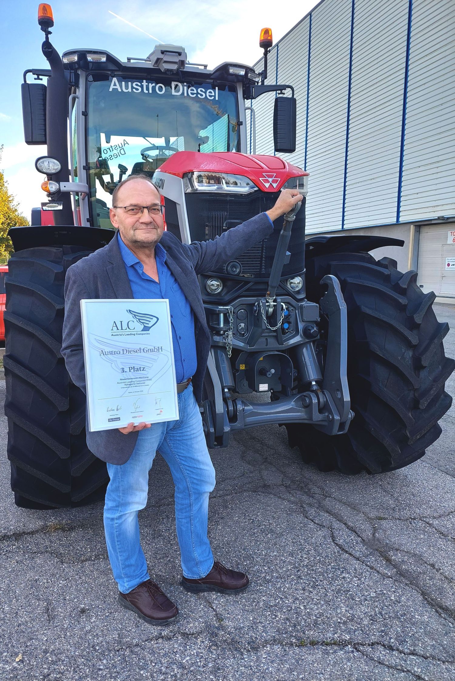 Johan Gram präsentiert stolz die Urkunde.