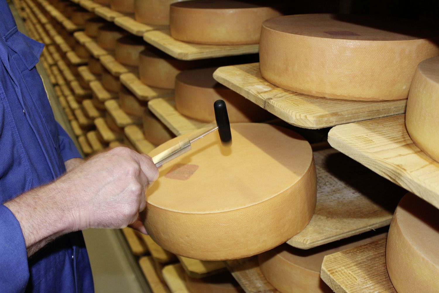 Traditionsreiches Handwerk, ausgeübt von fleißigen Sennerinnen und Sennern.